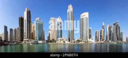 Dubai, VAE, 11. Januar 2023: Dubai Marina Panorama Promenade in VAE. Hochhäuser, Hochhäuser, Wolkenkratzer für Geschäftsleute Stockfoto