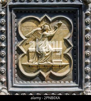 Podiumsdiskussion mit Hope an der Südtür des Battistero di San Giovanni oder Baptisterium von St. John. Spes war die römische Göttin der Hoffnung. Das 28-Fenster Stockfoto