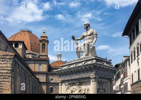 Denkmal für Lodovico de' Medici, bekannt als Giovanni delle Bande Nere, auf der Piazza San Lorenzo, Florenz, Toskana, Italien. Das italienische renaissance-mär Stockfoto