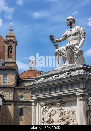 Denkmal für Lodovico de' Medici, bekannt als Giovanni delle Bande Nere, auf der Piazza San Lorenzo, Florenz, Toskana, Italien. Das italienische renaissance-mär Stockfoto