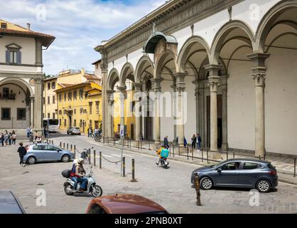 Alltag auf der Piazza della Santissima Annunziata. Florenz, Toskana, Italien. Das historische Zentrum von Florenz gehört zum UNESCO-Weltkulturerbe Stockfoto