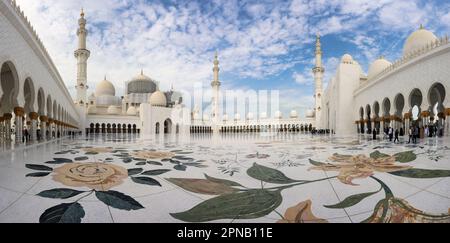 Abu Dhabi, Vereinigte Arabische Emirate - 16. Januar 2023: Panorama der wunderschönen Scheich-Zayid-Moschee in Abu Dhabi, Vereinigte Arabische Emirate Stockfoto