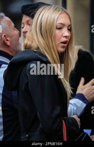 Lila Grace Moss, Model und Tochter von Kate Moss, Vivienne Westwood Memorial Service, London, Großbritannien Stockfoto