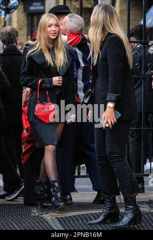 Lila Grace Moss, Model und Tochter von Kate Moss, Vivienne Westwood Memorial Service, London, Großbritannien Stockfoto