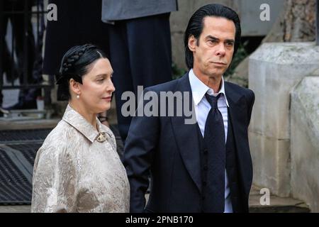 Nick Cave, Sänger, mit Frau Susie Bick beim Vivienne Westwood Memorial Service, London, Großbritannien Stockfoto