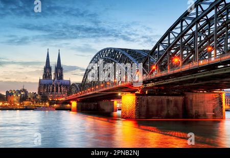 Kölner Dom bei Nacht Stockfoto