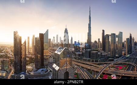 Dramatischer Sonnenaufgang über der Skyline von Dubai mit Burj Khalifa und luxuriösen Wolkenkratzern, Vereinigte Arabische Emirate Stockfoto