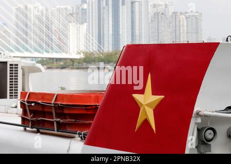 Vietnamesische rote Flagge auf einer Fähre. Ho-Chi-Minh-Stadt. Vietnam. Stockfoto