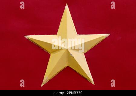 Vietnamesische rote Flagge auf einer Fähre. Ho-Chi-Minh-Stadt. Vietnam. Stockfoto