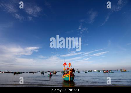 Hang Dua Bay, Fischerboot, das mit dem Fang der Nacht am Strand ankommt. Vung Tau. Vietnam. Stockfoto