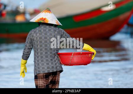 Hang Dua Bay, Fischerboote. Eine Frau, die Fischfang sortiert. Vung Tau. Vietnam. Stockfoto