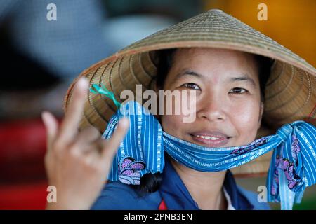Frau mit dem traditionellen vietnamesischen konischen Hut, die in einer Fischfabrik arbeitet. Vung Tau. Vietnam. Stockfoto
