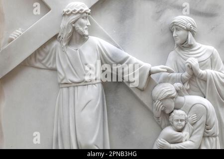 Thi Nghe Kirche. Leidenschaft Christi. Weg vom Kreuz. 8. Station: Jesus trifft die Frauen von Jerusalem. Ho-Chi-Minh-Stadt. Vietnam. Stockfoto