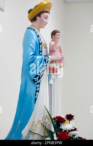 Fatima Kirche. Die Statue unserer Lieben Frau von La Vang in Ao Dai-Kleid. Jungfrau und Kind. Ho-Chi-Minh-Stadt. Vietnam. Stockfoto