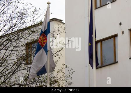 Moskau, Russland. 17. April 2023. Auf dem Gebiet der finnischen Botschaft befindet sich eine finnische Flagge mit dem Staatslogo. Die Republik Finnland wurde am 4. April 2023 Mitglied der Nordatlantikvertrags-Organisation. Kredit: SOPA Images Limited/Alamy Live News Stockfoto