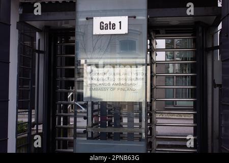 Moskau, Russland. 17. April 2023. Der Eingang der finnischen Botschaft in Moskau. Die Republik Finnland wurde am 4. April 2023 Mitglied der Nordatlantikvertrags-Organisation. Kredit: SOPA Images Limited/Alamy Live News Stockfoto