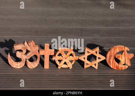 Religiöse Symbole des Katholizismus, des Islam, des Judentums, der Orthodoxie, des Protestanten, Buddhismus und Hinduismus. Interreligiöser, interreligiöser dialog und Spiritualität c Stockfoto