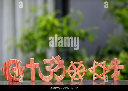 Religiöse Symbole des Katholizismus, des Islam, des Judentums, der Orthodoxie, des Protestanten, Buddhismus und Hinduismus. Interreligiöser, interreligiöser dialog und Spiritualität c Stockfoto