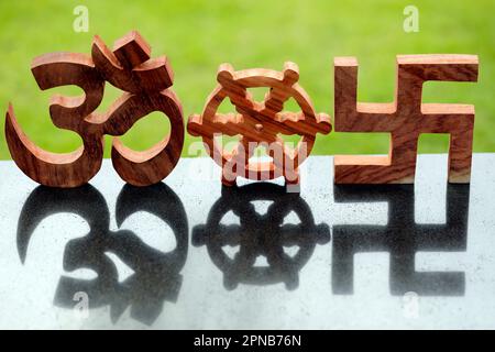 Religiöse Symbole des Buddhismus und Hinduismus. Dharma wheel, Aum und svastika. Glaube- und Spiritualbegriff, Stockfoto