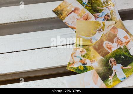 Gedruckte Fotos von Familienferien auf dem Schreibtisch. Stockfoto