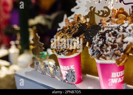 Köstliche traditionelle Waffeln mit Schlagsahne im Schaufenster. Typisch belgisches Süßes. Stockfoto