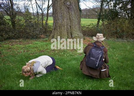 Der Futterlehrer von WildUK, Kerry Woodfield, hält einen Futterkurs auf dem Gelände des Charlton Park Estate, Wiltshire, Großbritannien - St. Georges Pilze. Stockfoto