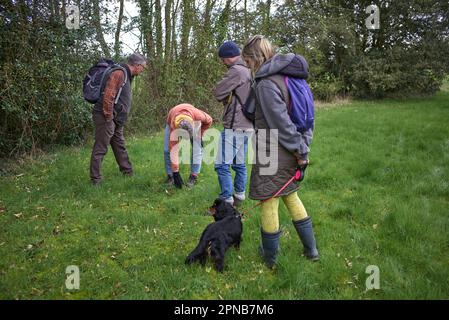 Der Futterlehrer von WildUK, Kerry Woodfield, hält einen Futterkurs auf dem Gelände des Charlton Park Estate, Wiltshire, Großbritannien Stockfoto