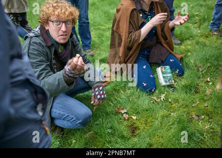 Der Futterlehrer von WildUK, Kerry Woodfield, hält einen Futterkurs auf dem Gelände des Charlton Park Estate, Wiltshire, Großbritannien - St. Georges Pilze. Stockfoto