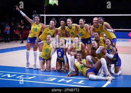 ANKARA, TURKIYE - 13. JULI 2022: Brasilianische Spieler posieren nach dem VNL-Viertelfinale in der Ankara Arena Stockfoto