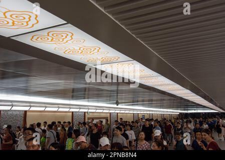 Menschenmenge chinesischer Passagiere in der U-Bahn-Station in peking china. Leute, die reisen, zur Hauptverkehrszeit Stockfoto