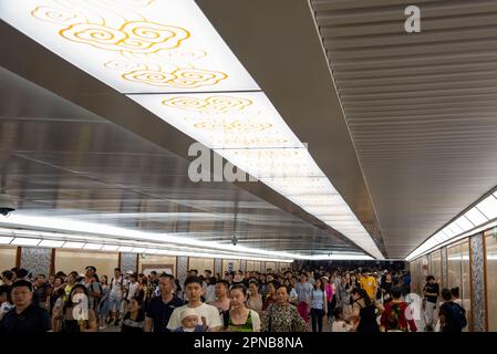 Menschenmenge chinesischer Passagiere in der U-Bahn-Station in peking china. Leute, die reisen, zur Hauptverkehrszeit Stockfoto