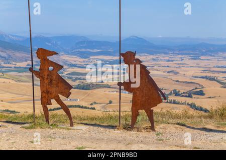 Alto del Perdon, Navarre, Spanien: 22. August 2022: Schmiedeeisernes Pilgerdenkmal, das 1996 von den Freunden des Weges von Navarre auf dem Berg F errichtet wurde Stockfoto