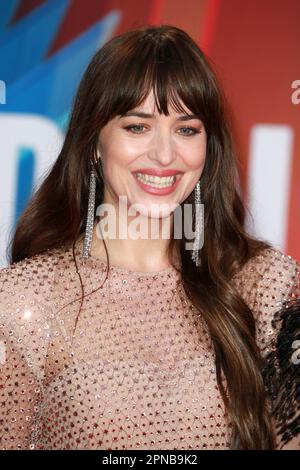 London, Großbritannien. 13. Okt. 2021. Dakota Johnson besucht die britische Premiere „The Lost Daughter“ beim BFI London Film Festival 65. in der Royal Festival Hall in London, England. (Foto: Fred Duval/SOPA Images/Sipa USA) Guthaben: SIPA USA/Alamy Live News Stockfoto