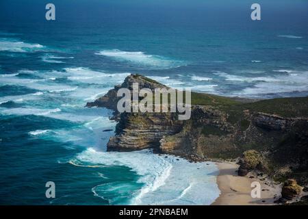 Ein Luftbild einer felsigen Küste von Cape Point, Südafrika. Stockfoto