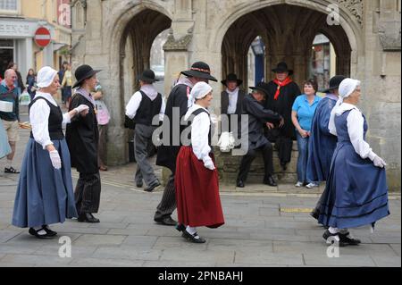 Die Folk-Abeille-Tanzgruppe aus Gien, Frankreich, tritt im Rahmen des Jubilee ce der Stadt am Market Cross ihrer Zwillingsstadt Malmesbury in Wiltshire auf Stockfoto