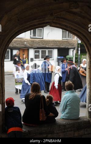 Die Folk-Abeille-Tanzgruppe aus Gien, Frankreich, tritt im Rahmen des Jubilee ce der Stadt am Market Cross ihrer Zwillingsstadt Malmesbury in Wiltshire auf Stockfoto