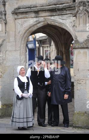 Die Folk-Abeille-Tanzgruppe aus Gien, Frankreich, tritt im Rahmen des Jubilee ce der Stadt am Market Cross ihrer Zwillingsstadt Malmesbury in Wiltshire auf Stockfoto