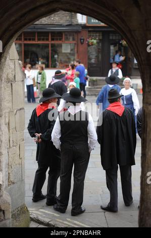 Die Folk-Abeille-Tanzgruppe aus Gien, Frankreich, tritt im Rahmen des Jubilee ce der Stadt am Market Cross ihrer Zwillingsstadt Malmesbury in Wiltshire auf Stockfoto