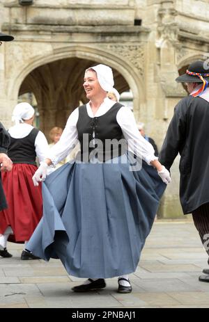 Die Folk-Abeille-Tanzgruppe aus Gien, Frankreich, tritt im Rahmen des Jubilee ce der Stadt am Market Cross ihrer Zwillingsstadt Malmesbury in Wiltshire auf Stockfoto