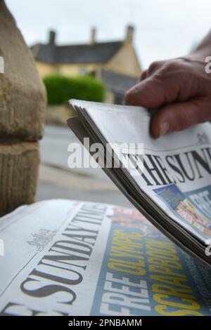 Verschiedene Aufnahmen der Zeitung Sunday Times in einem Dorfladen. Stockfoto