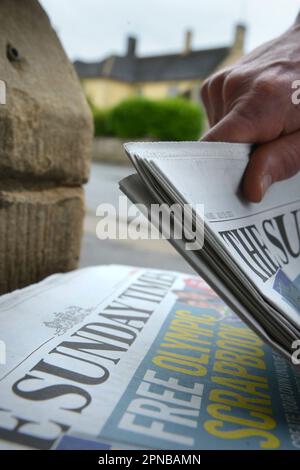 Verschiedene Aufnahmen der Zeitung Sunday Times in einem Dorfladen. Stockfoto