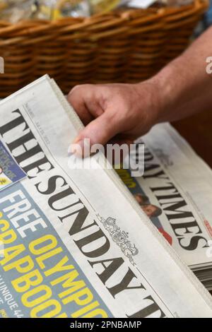 Verschiedene Aufnahmen der Zeitung Sunday Times in einem Dorfladen. Stockfoto