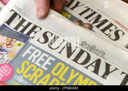 Verschiedene Aufnahmen der Zeitung Sunday Times in einem Dorfladen. Stockfoto