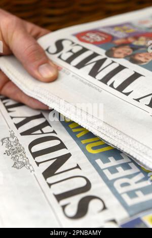 Verschiedene Aufnahmen der Zeitung Sunday Times in einem Dorfladen. Stockfoto