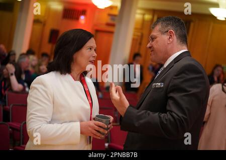 Die Vorsitzende der Sinn Fein-Partei Mary Lou McDonald und der Vizepräsident der Europäischen Kommission für interinstitutionelle Beziehungen Maros Sefcovic nahmen an der dreitägigen internationalen Konferenz in der Queen's University Belfast anlässlich des 25. Jahrestags des Abkommens zwischen Belfast und Karfreitag Teil. Foto: Dienstag, 18. April 2023. Stockfoto