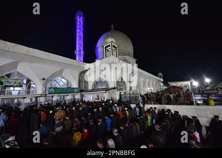 Srinagar, Indien. 18. April 2023. Kaschmirische Moslems bieten Gebete während der besonderen Nachtgebete an der 27. Nacht des heiligen Fastenmonats des Ramadan, bekannt als „Shab-e-Qadr“ oder „Lailatul Qadar“ am Hazratbal-Schrein am 17. April 2023 in Srinagar, dem Sommergefängnis der indischen Regierung Kaschmir. (Foto von Mubashir Hassan/Pacific Press) Kredit: Pacific Press Media Production Corp./Alamy Live News Stockfoto