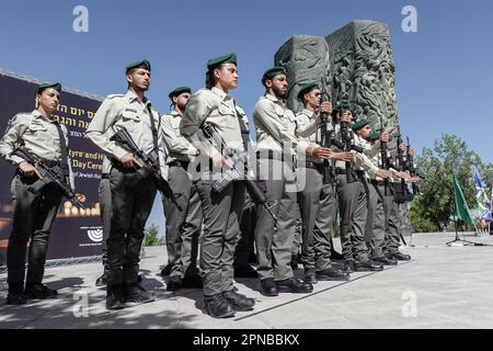 Mateh Yehuda Regionalrat, Israel. 18. April 2023. Holocaust-Überlebende, Familien, Würdenträger und eine Ehrenwache der Grenzpolizei nehmen am Holocaust-Märtyrer- und Heldendenkmal im Feuerdenkmal im Bnai Brith-Märtyrerwald an einer Zeremonie Teil. Kredit: Nir Alon/Alamy Live News Stockfoto