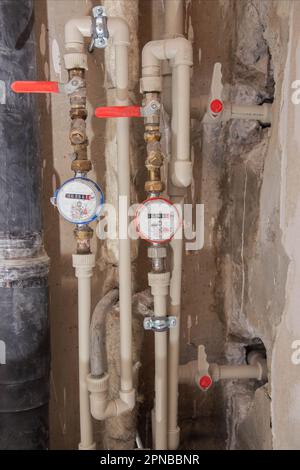 Wasserzähler und Polypropylenrohre für kaltes und heißes Wasser. Preis pro Kubikmeter Wasser. Stockfoto