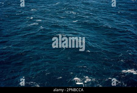 Ozean, Meer, Hintergrund und Textur. Wasserwellen Im Blauen Ozean. Blauer Meerwasser-Fotohintergrund mit Wellenstruktur Stockfoto