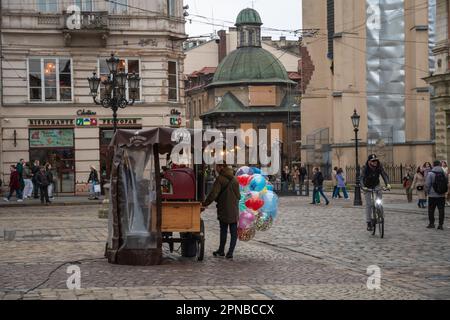 Lemberg, Ukraine. 17. April 2023. Ein Anbieter von Ballons im historischen Zentrum von Lemberg an einem Feiertag Trotz des Krieges feiern Menschen den zweiten Ostertag, fahren durch die Stadt, kaufen Geschenke und Ballons für Kinder, um Spaß zu haben und Zeit miteinander zu verbringen (Foto von Olena Znak/SOPA Images/Sipa USA) Guthaben: SIPA USA/Alamy Live News Stockfoto